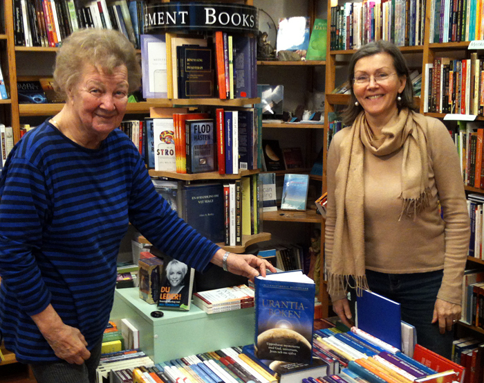 Irmeli Ivalo-Sjölie junto al expositor de Urantia Boken en la librería Era Nova