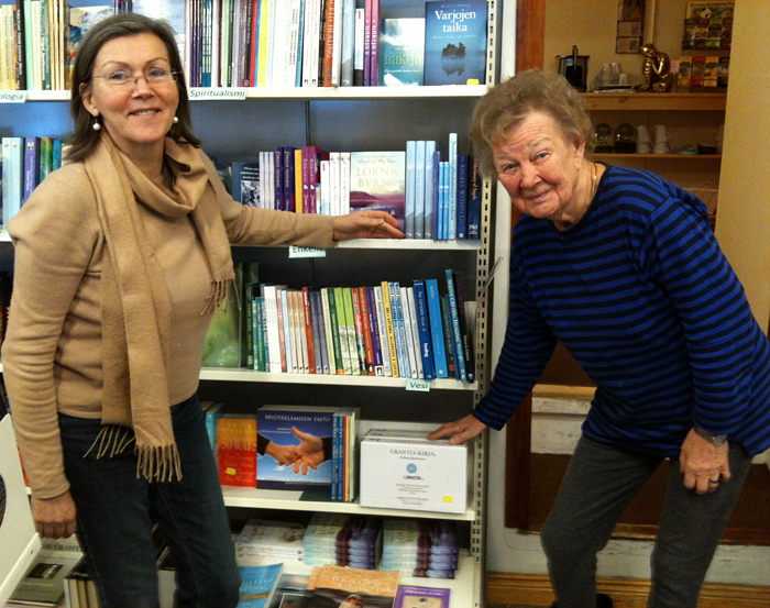 Irmeli Ivalo-Sjölie junto al expositor de Urantia-kirja en la librería Era Nova