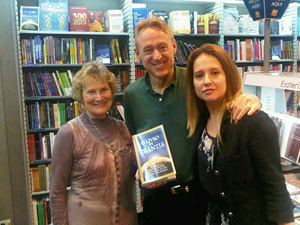 Susana Hüttner Palaia, Mo Siegel y Ligia Zottini en una librería FNAC.