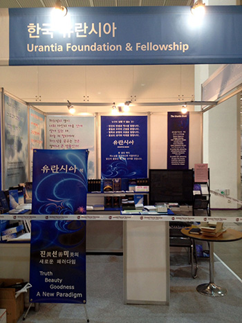 Lo stand del Libro di Urantia alla Fiera Internazionale del Libro 2013 a Seul Lo stand del Libro di Urantia alla Fiera Internazionale del Libro 2013 a Seul