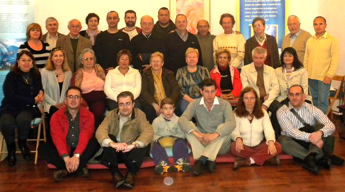 Ismael Gracia, Gregorio Acedo, Violeta Anselin, Mariano Pérez, Susi Fernández, Santiago Rodríguez, Viviana Rioseco, Sheila Keene-Lund, Josefina Canseco, Carmen Jiménez, Rita Fernández, Carmen Requena, Carlota Mejía, Rafael Mondéjar, Nana (his wife)
Upper row, Dori (Andres' wife), Carmelo Martínez, Esteban Cotán, Olga López, Paco Ruiz, David Carrera, Víctor Izquierdo, Samuel Salles, Andrés Pérez, Eduardo Altuzarra, Philippe Anselin, Dolores Blanco, Demetrio Gómez, Luis Coll Ismael Gracia, Gregorio Acedo, Violeta Anselin, Mariano Pérez, Susi Fernández, Santiago Rodríguez, Viviana Rioseco, Sheila Keene-Lund, Josefina Canseco, Carmen Jiménez, Rita Fernández, Carmen Requena, Carlota Mejía, Rafael Mondéjar, Nana (his wife)
Upper row, Dori (Andres' wife), Carmelo Martínez, Esteban Cotán, Olga López, Paco Ruiz, David Carrera, Víctor Izquierdo, Samuel Salles, Andrés Pérez, Eduardo Altuzarra, Philippe Anselin, Dolores Blanco, Demetrio Gómez, Luis Coll