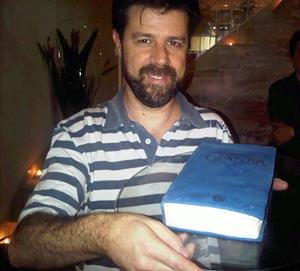 Carlos Leite da Silvan Urantia-kirjan muotoinen syntymäpäiväkakku Carlos Leite da Silvan Urantia-kirjan muotoinen syntymäpäiväkakku