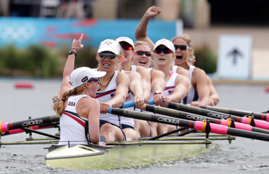 Taylor Ritzel che celebra la vittoria della medaglia d'oro di canottaggio dell'Otto Donne. Giochi Olimpici di Londra del 2012. [©Getty Images]