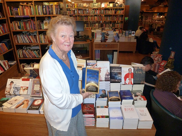 Irmeli Ivalo-Sjölie holding <em>O Livro de Urântia</em> in Livraria Cultura, São Paulo, Brazil